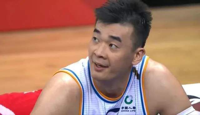一身学院风格的她干练清纯，白皙长腿展露无疑，贴身保安也紧随身边密切保护。