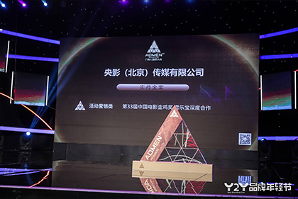 | (2/9) 组图：杰森·莫玛与女友外出露营 猛男什么都要粉粉的！